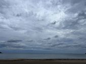 6：50 曇り空　弱い南のオフショア　海面かすかなウネリのみです。