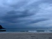 6：45 曇り☁️ 弱い南西のオフショア　海面穏やかです。