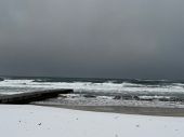 6：50 ミゾレ　弱い西南西のサイドオフ　砂浜雪化粧　海荒れてます。