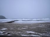 6：50 ミゾレ　やや強い西北西のサイドオン　🌊海面ジャンクなコンデション、グチャグチャです。