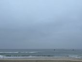 6：18 小雨　微弱南のオフショア　ヒザ前後のブレイク穏やか海です。