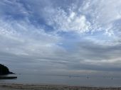 6：40 雲り　今日は晴れ🌤️予定ですほぼ無風　海面ほぼウネリなし　穏やかな海です。