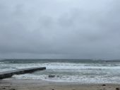 6：50 雨☔　強い北西の風　🌊🏄‍♂️海面グチャグチャでクローズアウトです。