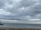 6：35 曇り☁️ 時々やや強い南のオフショア　海面ウネリ無しフラットです。