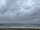 6：15 雨☂️ やや強北西のサイドオン　海面ざわつきヒザ前後のブレイクあります　ロングで多少前に行ける程度です。