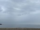 6：38  曇り☁️ですが今後雨予報　無風　海面スネウネリ程度です。