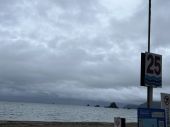 6：45 曇り小雨　やや強い北北東(海からの風) 海面スネ前後のウネリでザワついてます。
